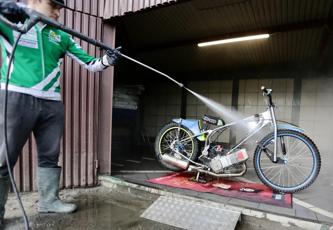 Eko PGE Ekstraliga: jak myć motocykl żużlowy (wideo)