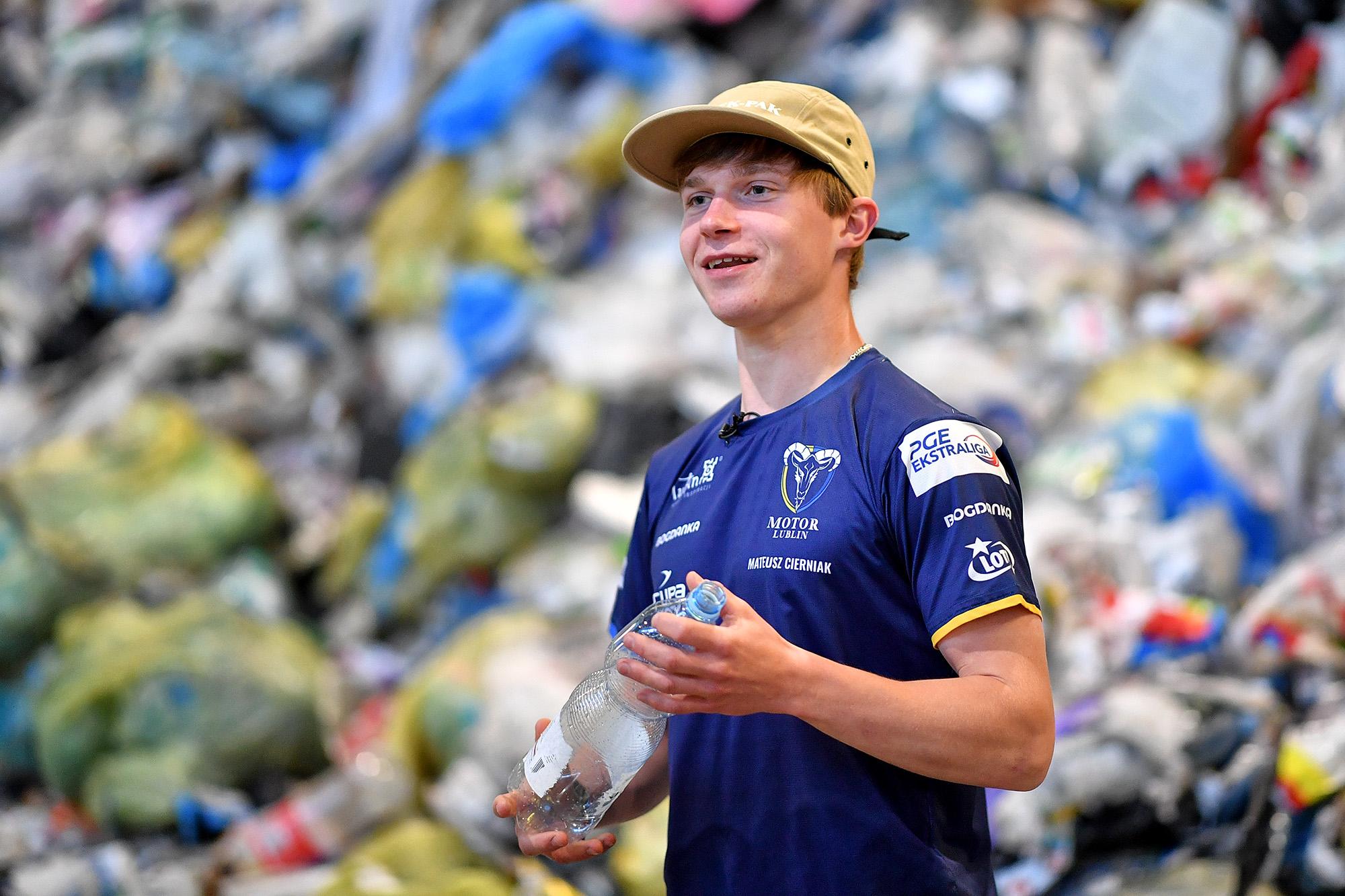 #EkoPGEEkstraliga: Mateusz Cierniak sprawdził, jak wygląda proces segregacji śmieci