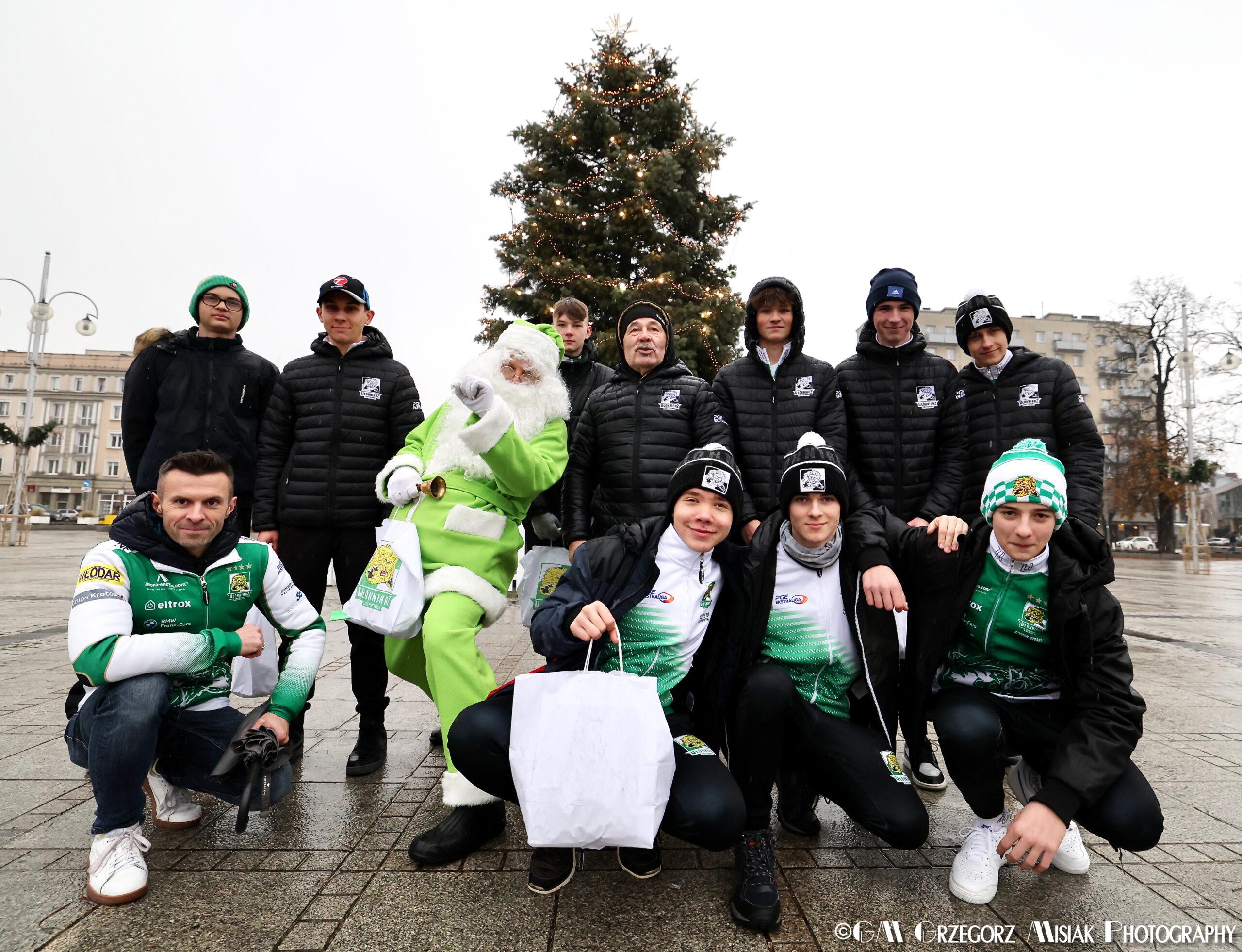 Biało-Zielony Mikołaj odwiedził ulice Częstochowy (zdjęcia)
